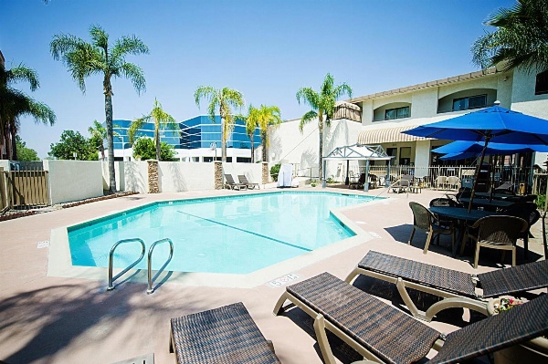 Hotel d'Lins Ontario Airport image 1