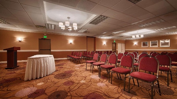 Hotel d'Lins Ontario Airport image 23