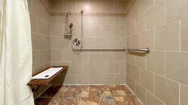 Hotel d'Lins Ontario Airport image 29