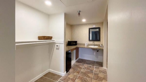 Hotel d'Lins Ontario Airport image 31